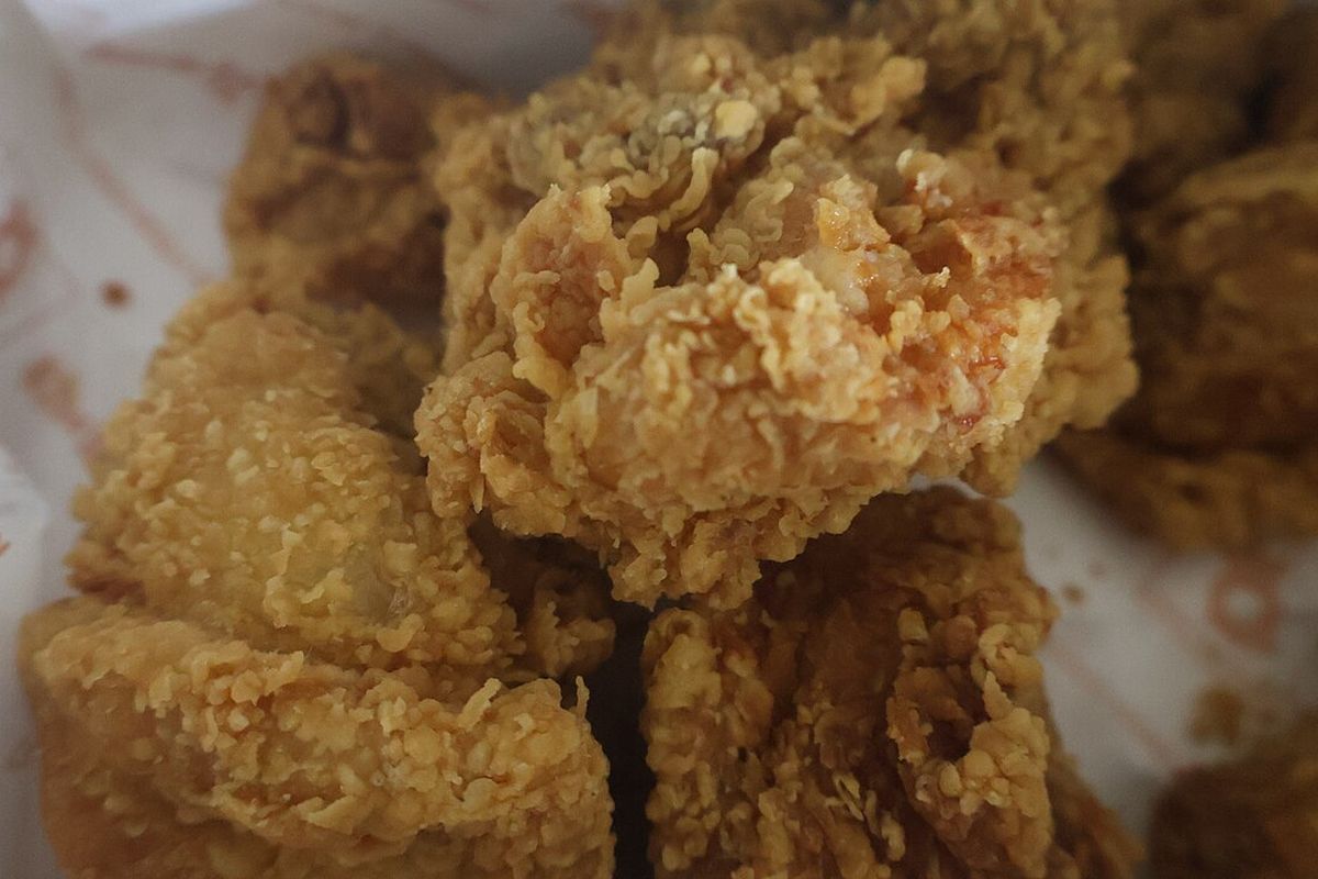 Pollo frito coreano terminado, listo para servir