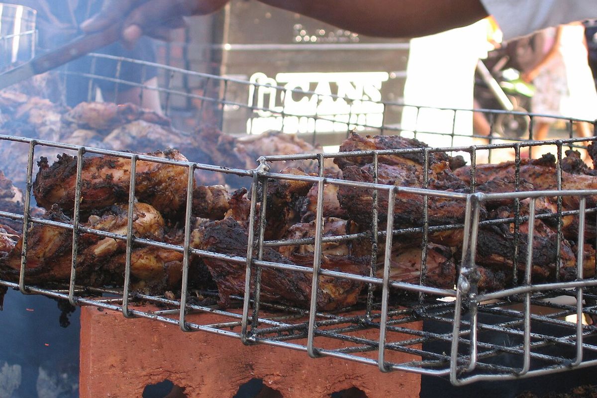 Pollo jerk terminado, listo para servir