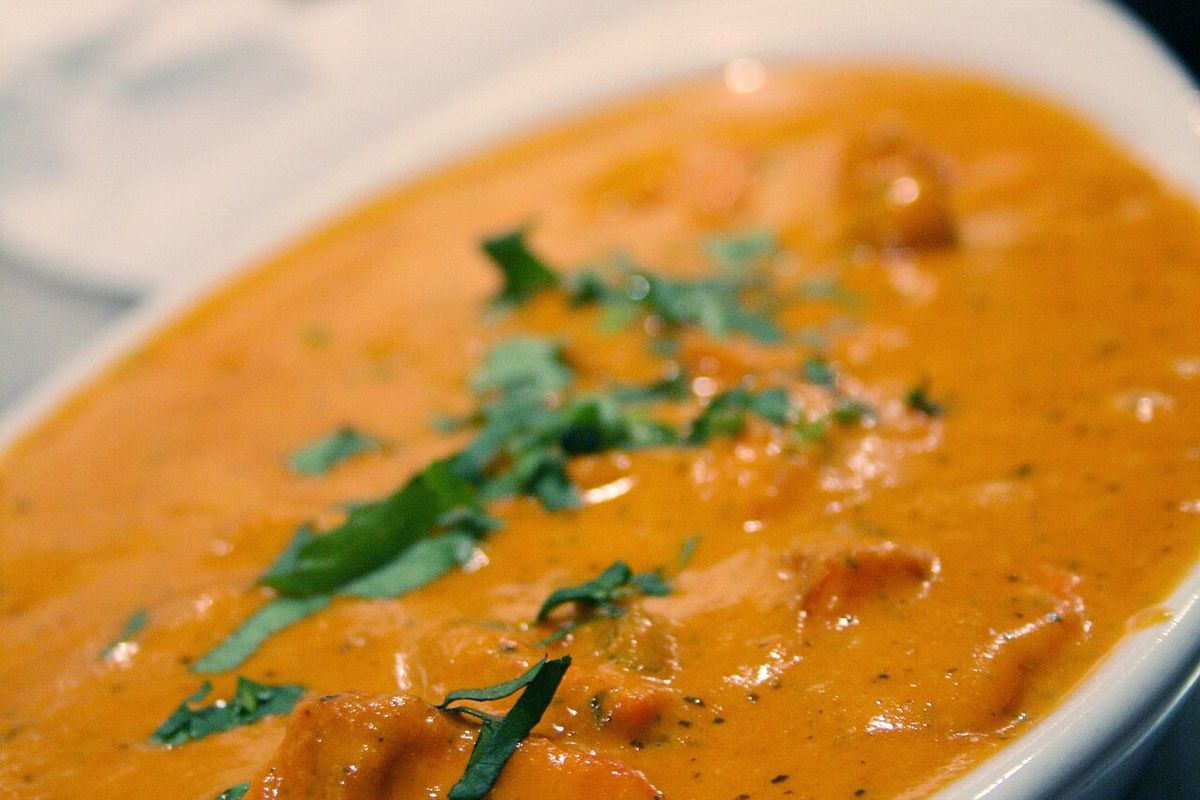 Pollo tikka masala terminado, listo para servir