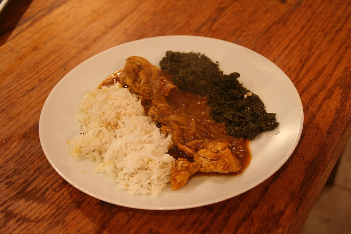 Poulet moambe terminado, listo para servir