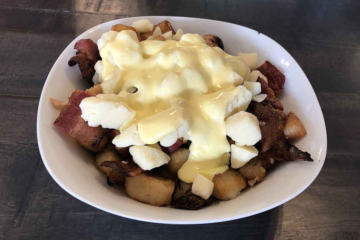 Poutine terminado, listo para servir