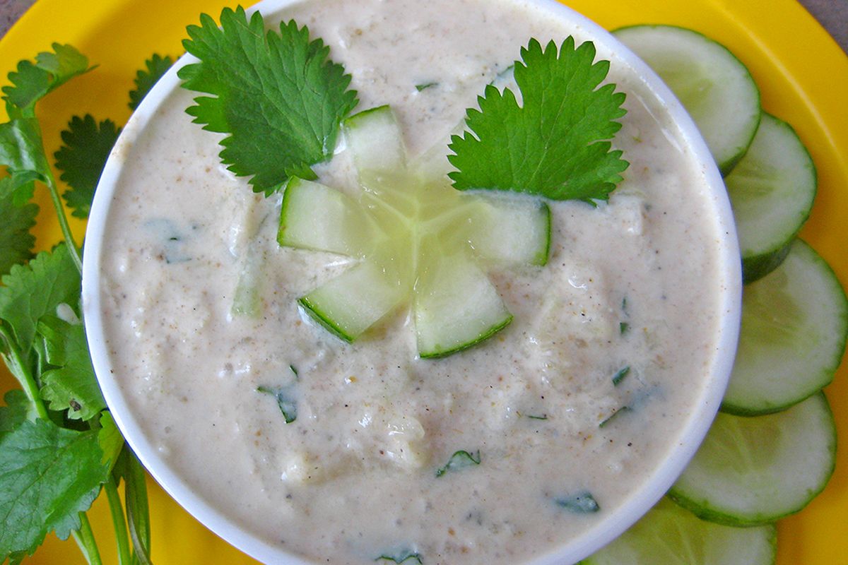 Raita de pepino terminado, listo para servir