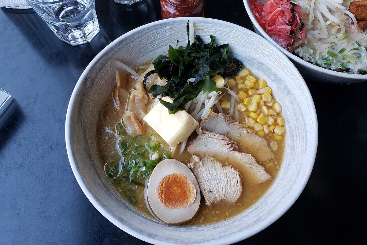 Ramen de miso terminado, listo para servir