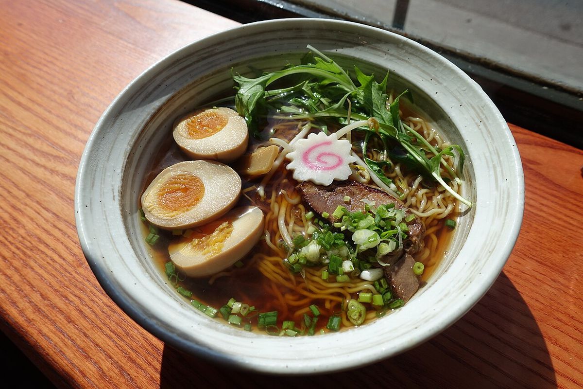Ramen shoyu de pollo terminado, listo para servir