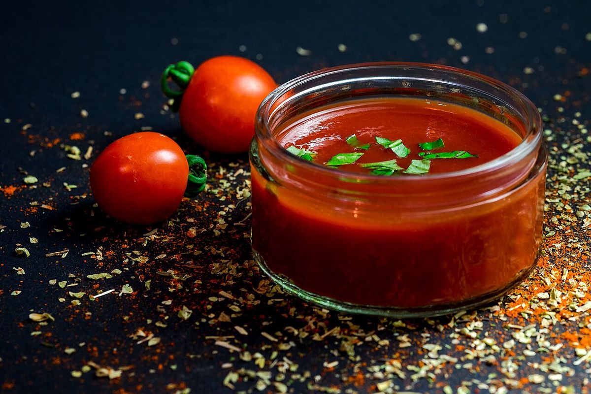 Salsa de tomate casera terminado, listo para servir