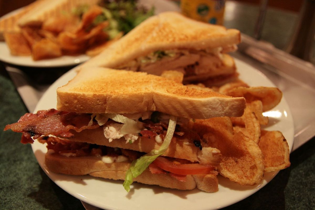 Sándwich club terminado, listo para servir