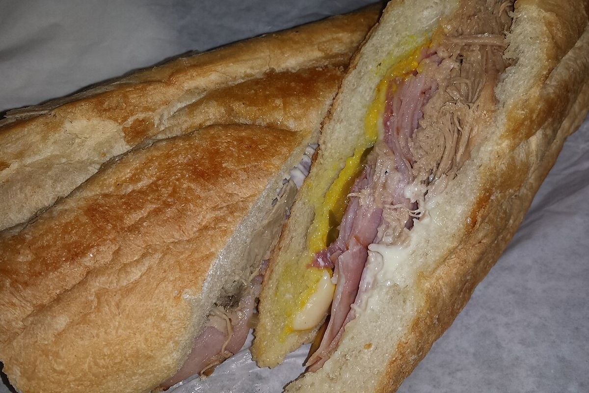Sándwich cubano terminado, listo para servir