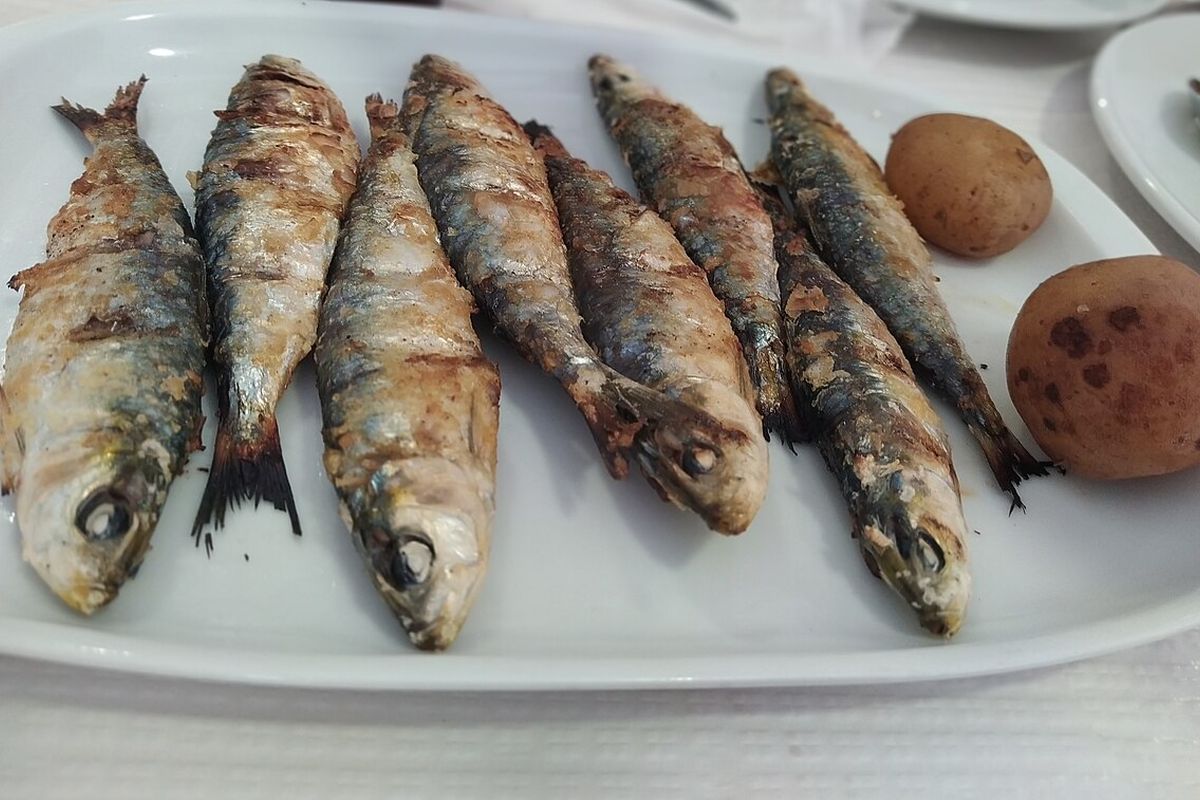 Sardinas asadas terminado, listo para servir