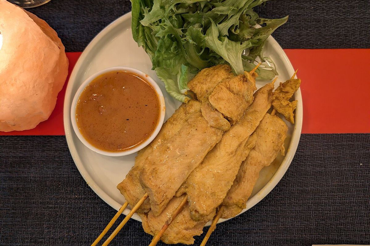 Satay de pollo terminado, listo para servir
