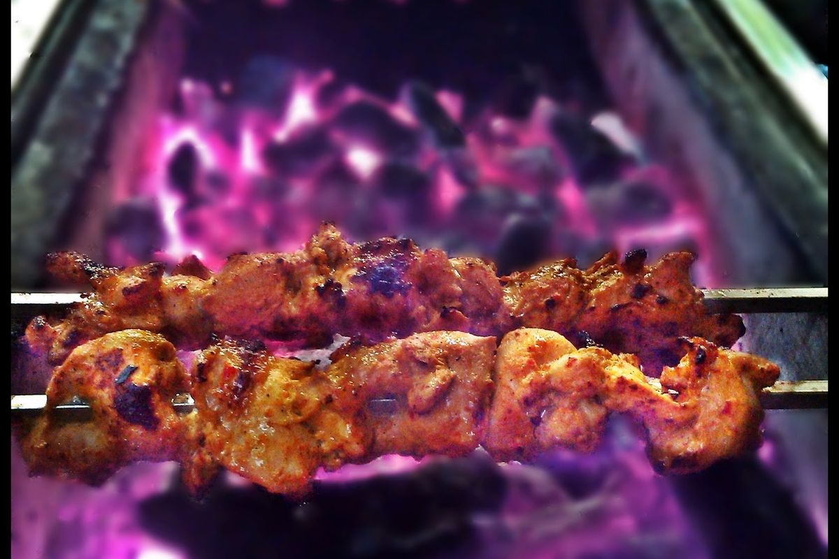 Seekh kebab terminado, listo para servir
