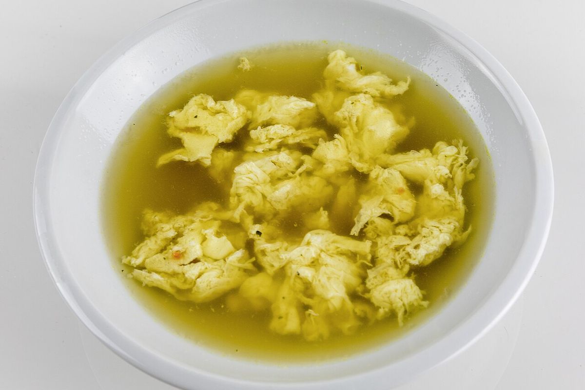 Sopa china de huevo terminado, listo para servir