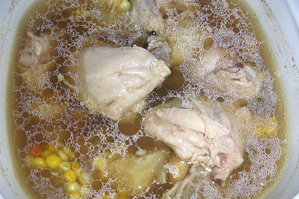 Sopa china de maíz y pollo terminado, listo para servir