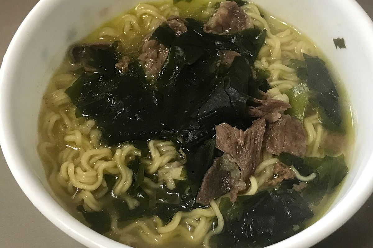 Sopa de algas coreana terminado, listo para servir