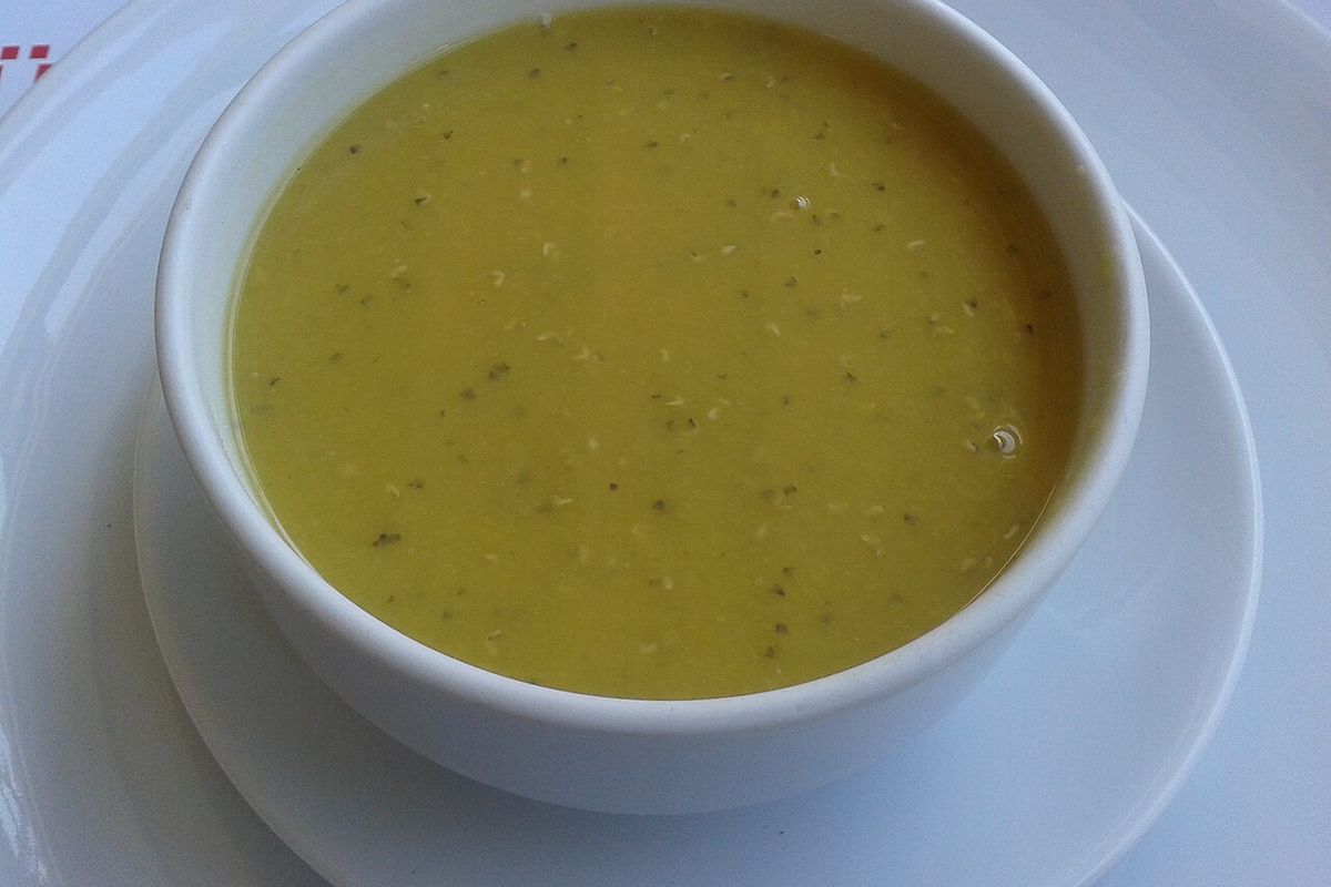 Sopa de lentejas turca terminado, listo para servir