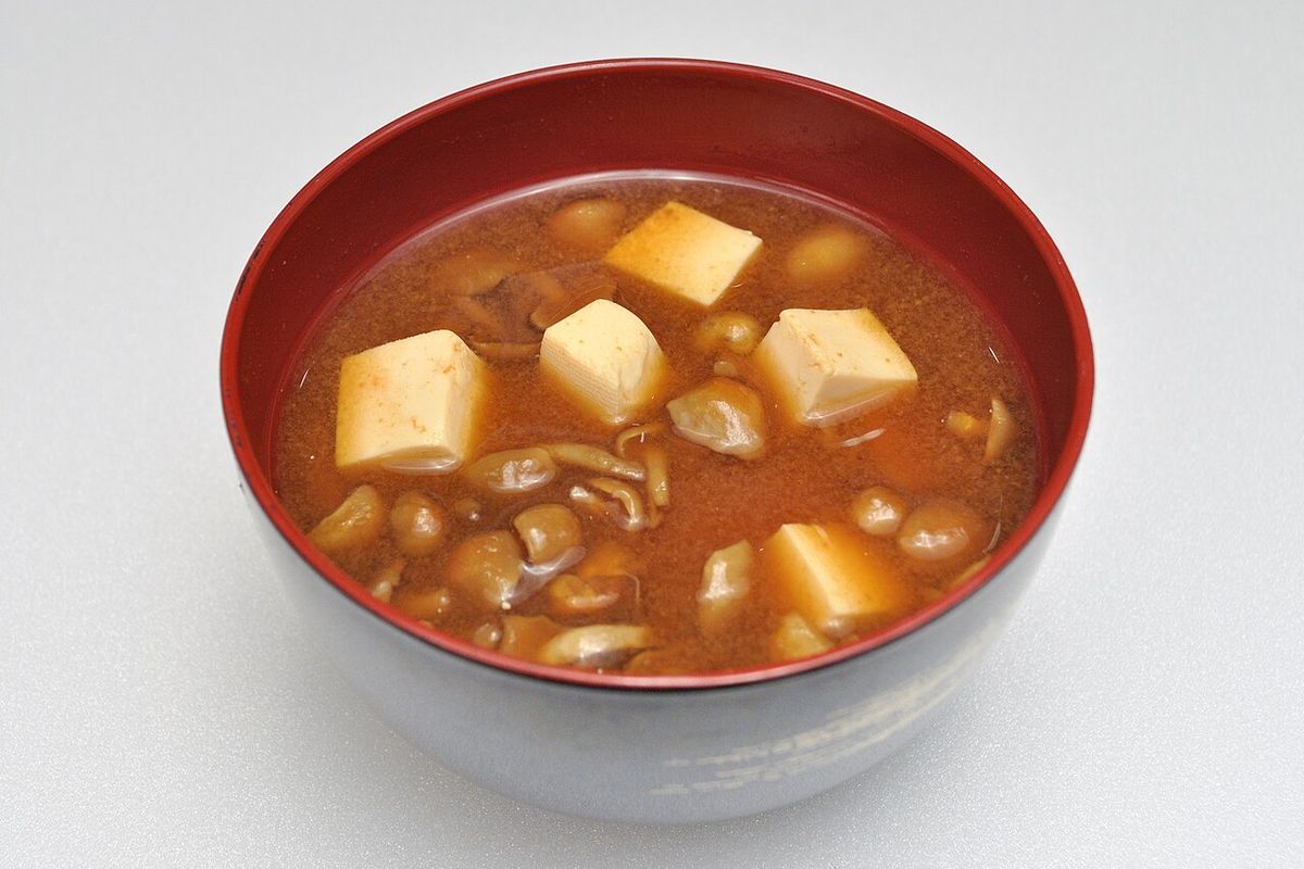 Sopa de miso terminado, listo para servir