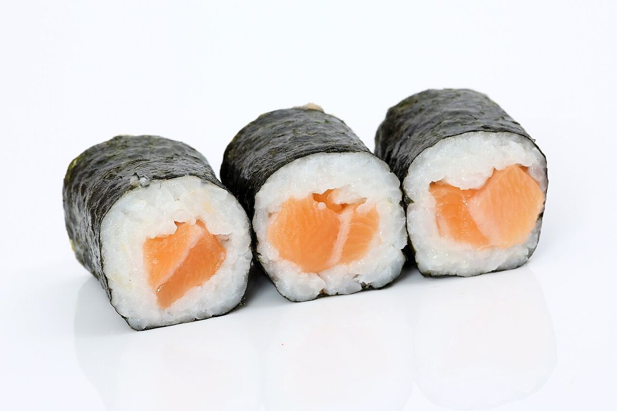 Sushi casero terminado, listo para servir