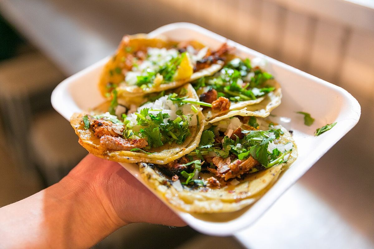 Tacos al pastor terminado, listo para servir