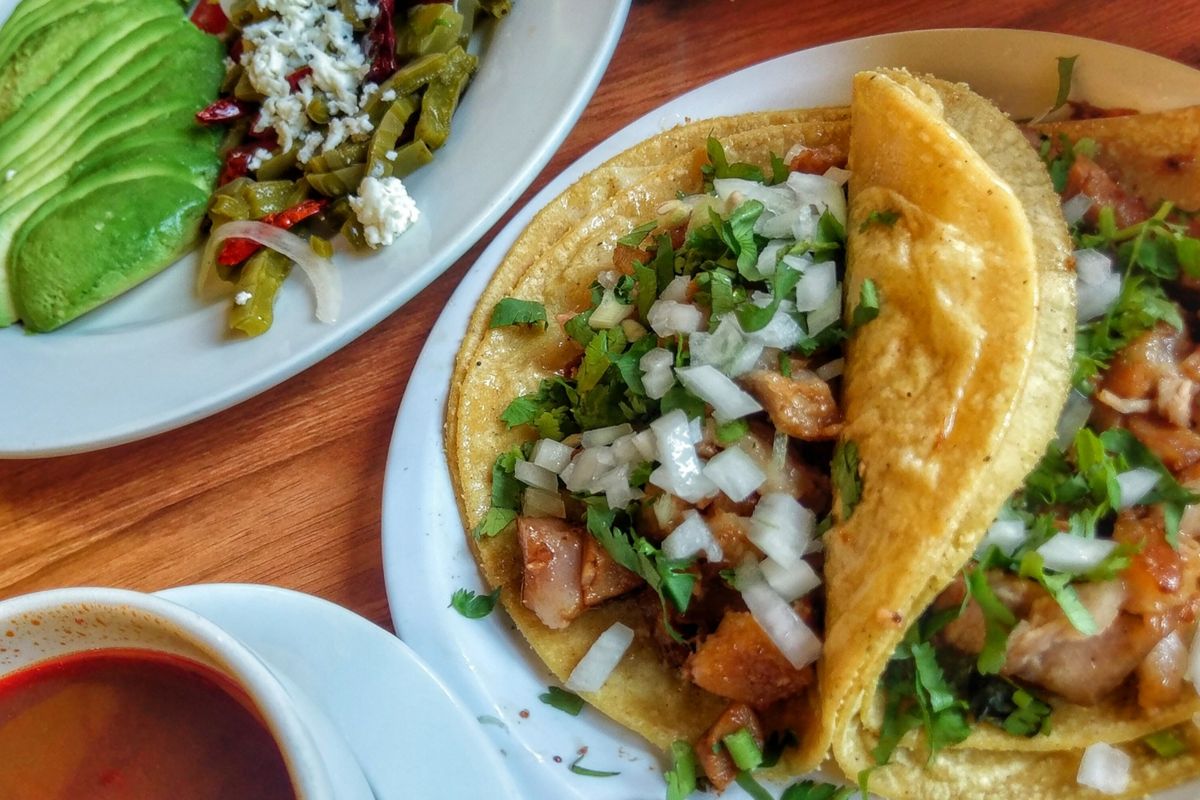 Tacos de carnitas terminado, listo para servir