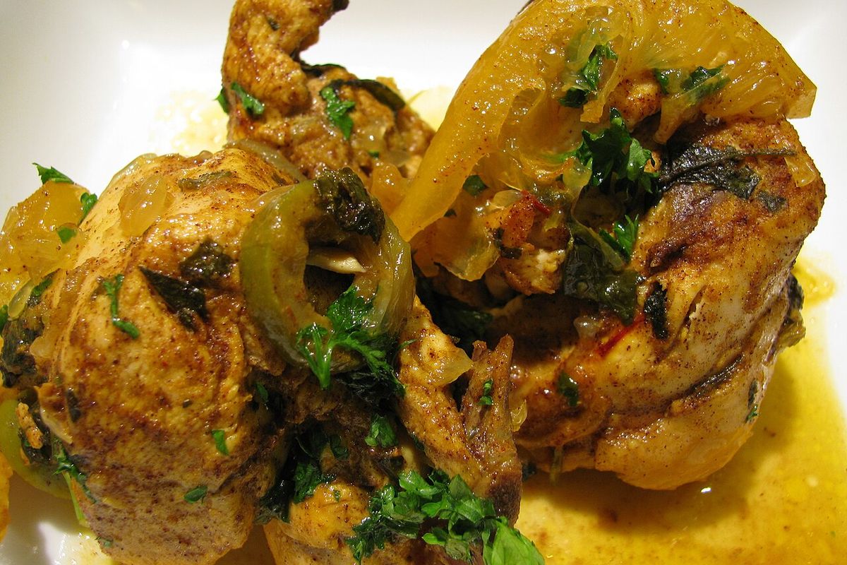 Tajín de pollo con limón y aceitunas terminado, listo para servir