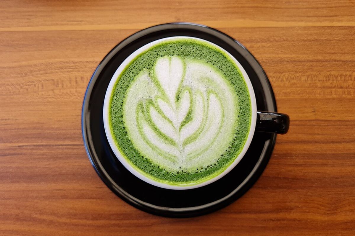 Té matcha latte terminado, listo para servir
