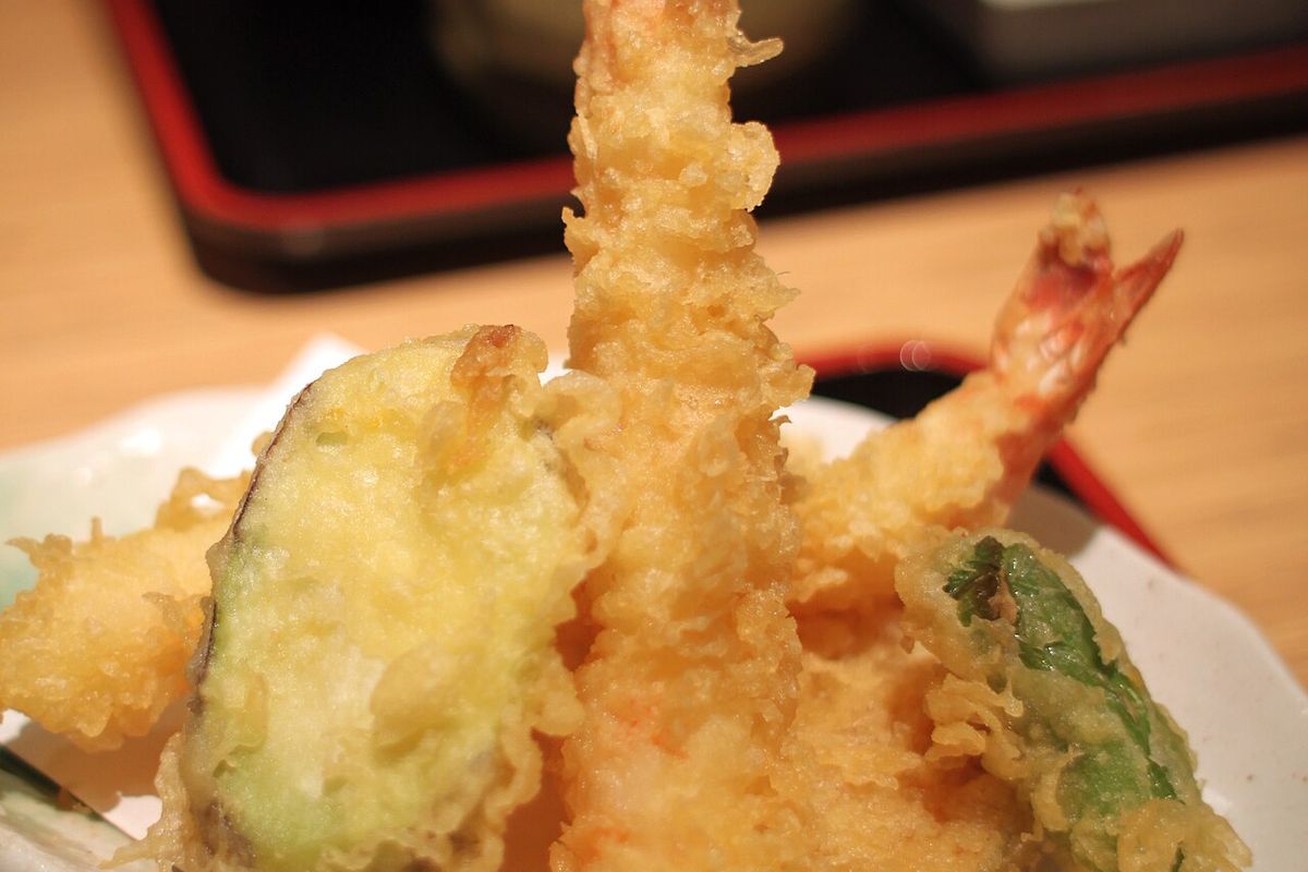 Tempura de gambas y verduras terminado, listo para servir