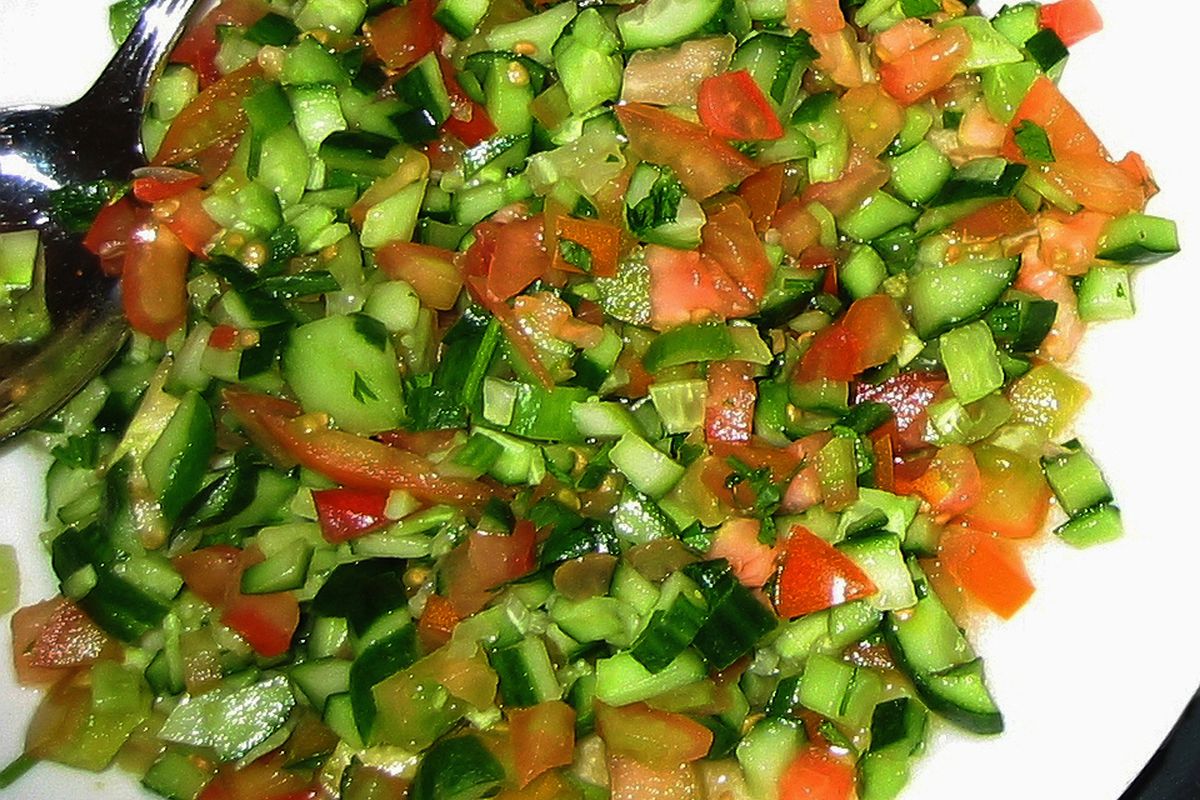 Timatim salata terminado, listo para servir