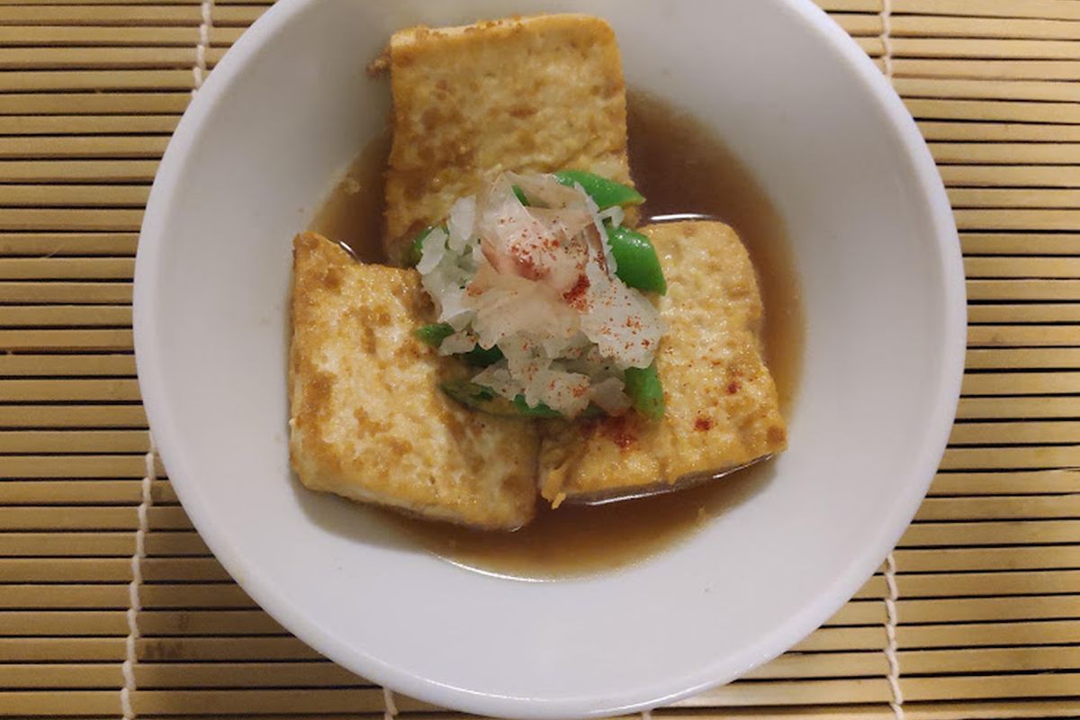 Tofu crujiente con salsa de soja terminado, listo para servir