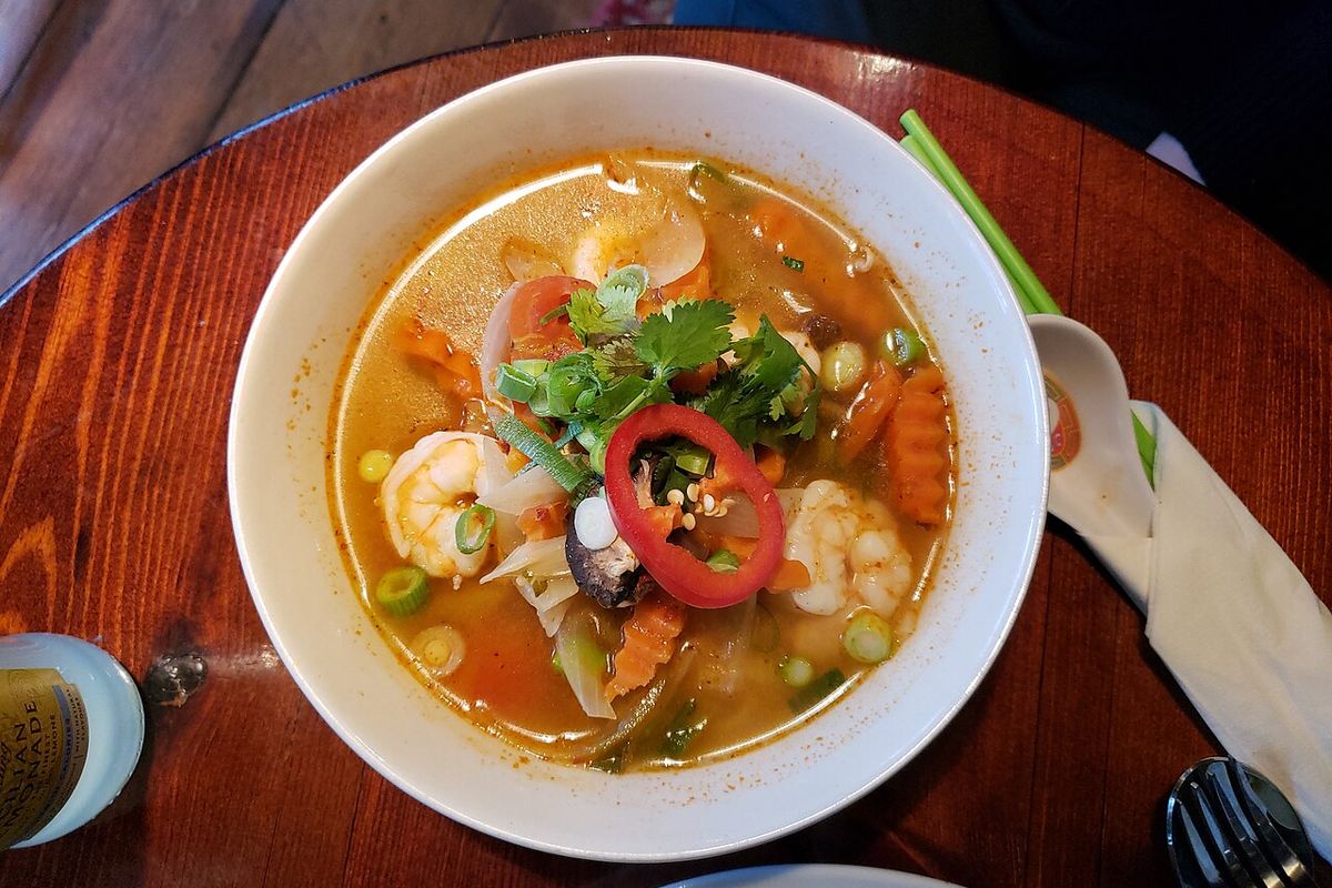 Tom yum de gambas terminado, listo para servir