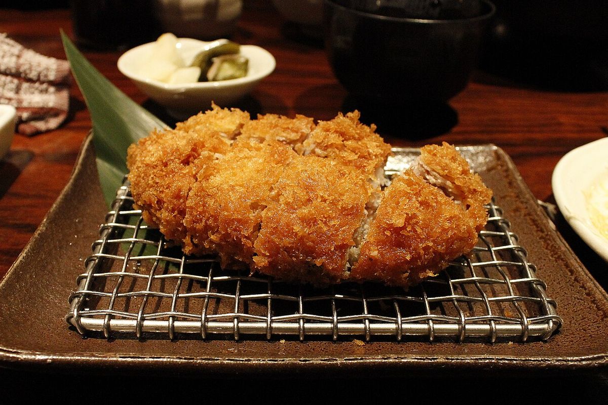 Tonkatsu terminado, listo para servir