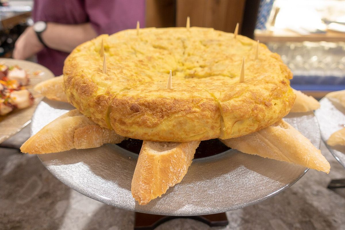Tortilla de patatas terminado, listo para servir