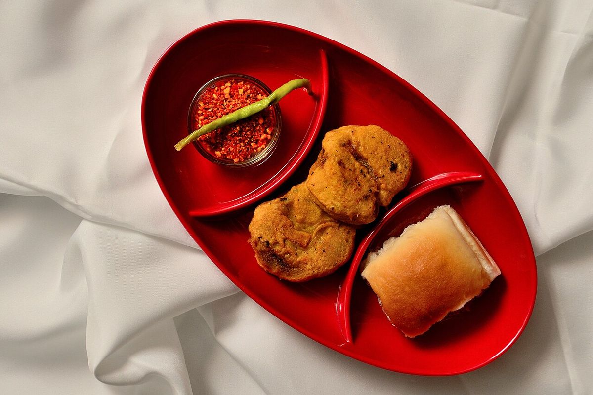 Vada pav terminado, listo para servir