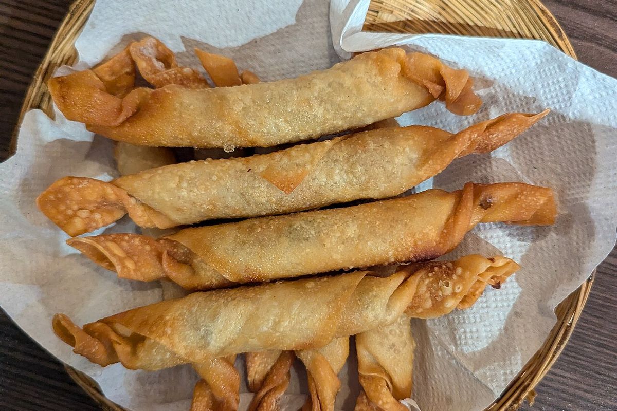 Wontons fritos terminado, listo para servir