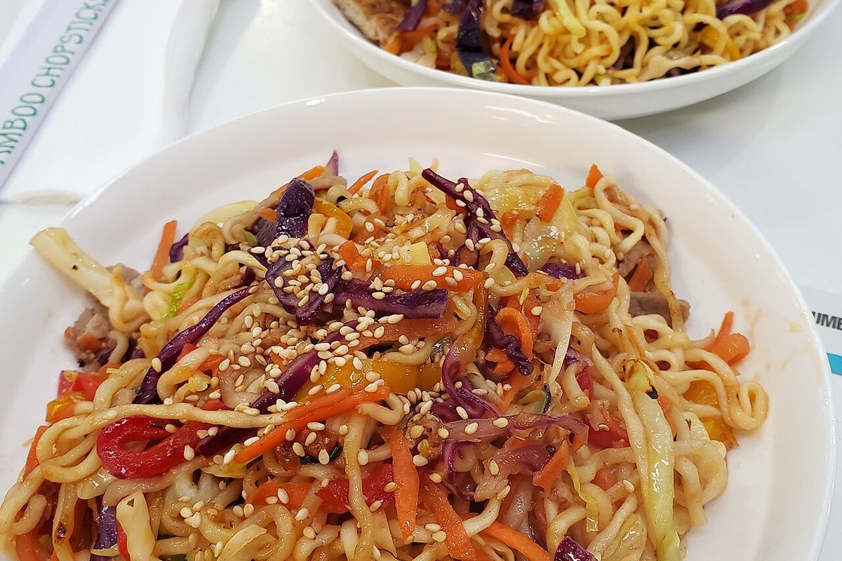 Yakisoba terminado, listo para servir