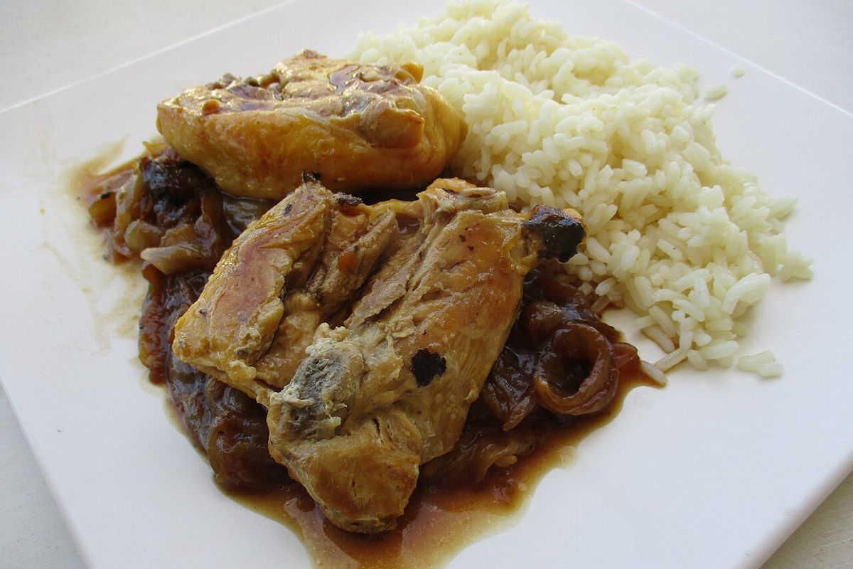 Yassa de pollo terminado, listo para servir